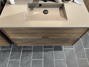 Udstillingsmodel - Just Wood 100 cm mørkolieret badmøbel med 2 skuffer og Betonex Sofia vask