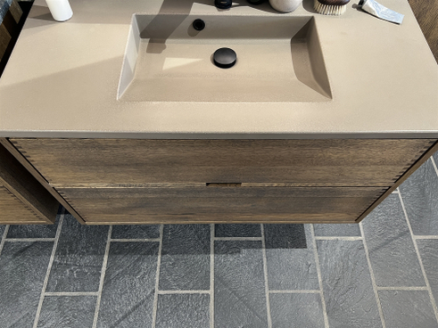 Udstillingsmodel - Just Wood 100 cm mørkolieret badmøbel med 2 skuffer og Betonex Sofia vask