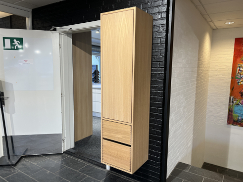 Udstillingsmodel - Just Wood 43,8 cm lysolieret bad højskab med 2 skuffer og låge