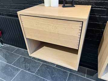 Udstillingsmodel - Just Wood 53,8 cm lysolieret sengebord med 1 skuffe