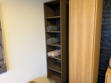 Udstillingsmodel - Just Wood 43,8 cm mørkolieret bad højskab med 5 hylder