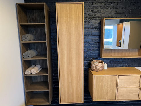 Udstillingsmodel - Just Wood 43,8 cm naturolieret bad højskab med låge og 5 hylder