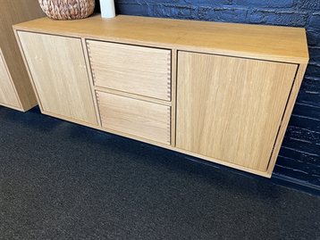 Udstillingsmodel - Just Wood 130 cm naturolieret skænk med 2 låger og 2 skuffer