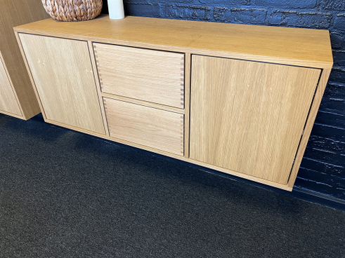 Udstillingsmodel - Just Wood 130 cm naturolieret skænk med 2 låger og 2 skuffer