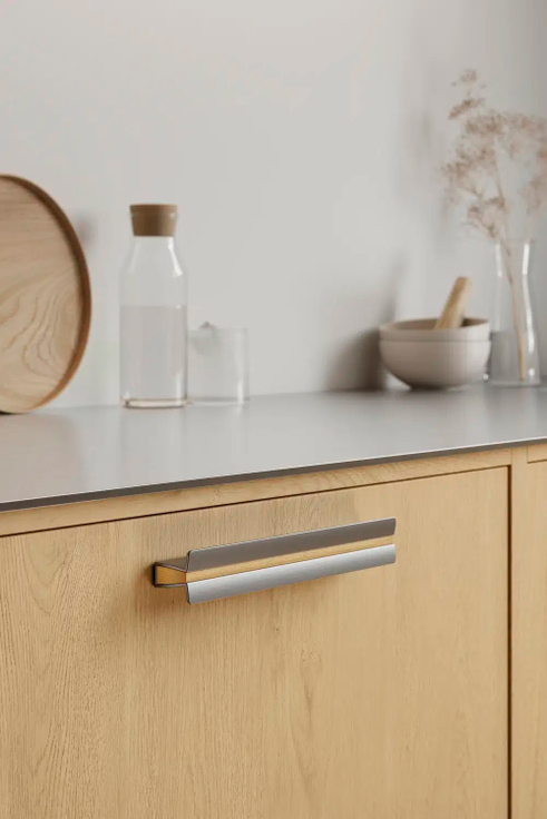 Furnipart - Papillon - greb i aluminium og eg