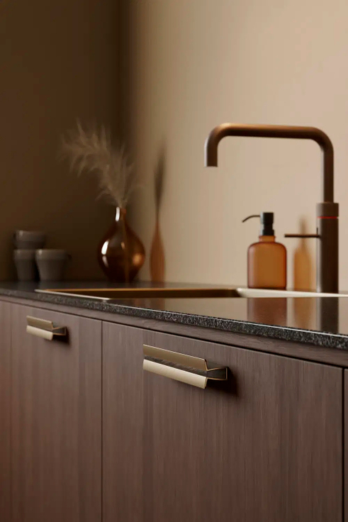 Furnipart - Papillon - greb i aluminium og mørkebrun eg mat messing CC160mm L200mm B27,3mm