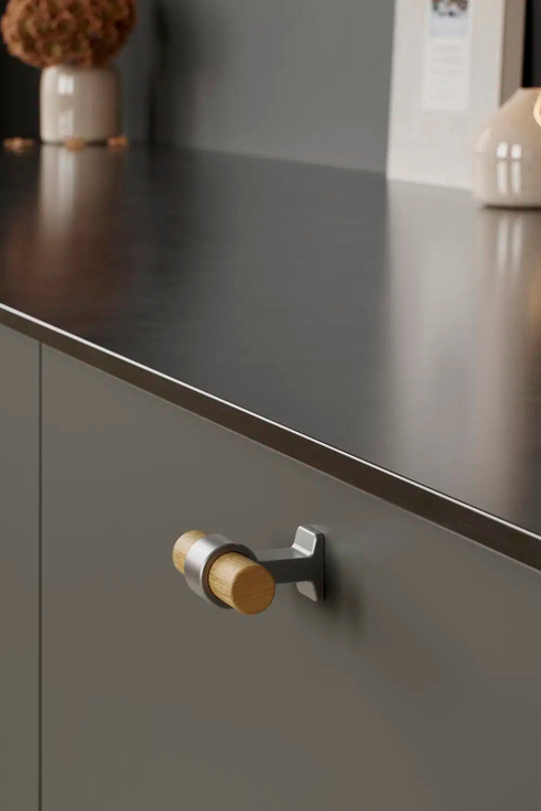 Furnipart - Bond - greb i lakeret eg og zink inox look CC320mm L410mm B20mm