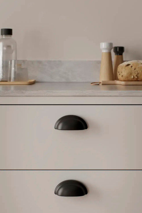 Furnipart - Baron - greb i zink mørk mat sort CC64mm L88,4mm B37mm