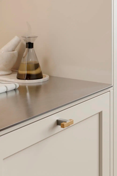 Furnipart - Segment - greb knop i zink og eg