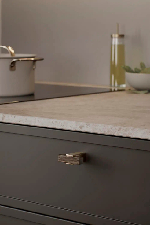 Furnipart - Segment - greb knop i zink og mørkebrun eg børstet messing L44mm H33mm B15mm