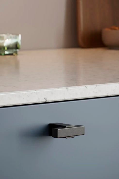 Furnipart - Segment - greb knop i zink og bejdset eg mat sort  L44mm H33mm B15mm