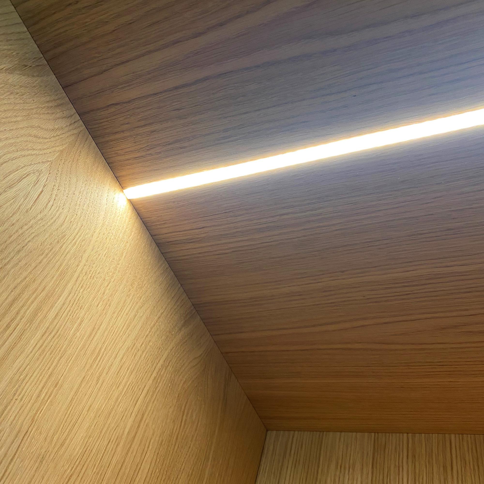 Indfræsning af LED lysbånd i Just Wood baristaskab
