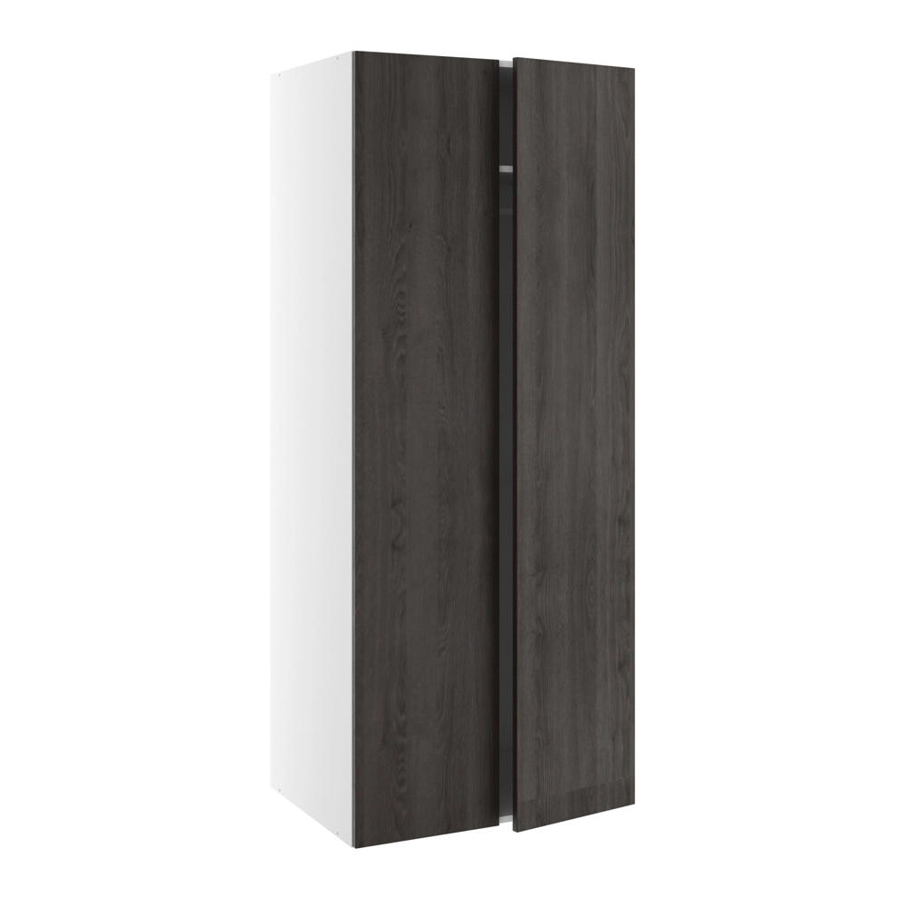 Bred garderobe med hylle og bøylestang