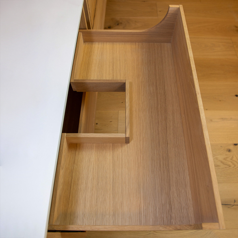 Ekstra vaskeudskæring i nederste skuffe på natur olieret Just Wood badskabe 