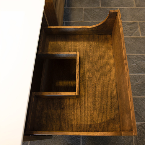 Ekstra vaskeudskæring i nederste skuffe på mørk olieret Just Wood badskabe 